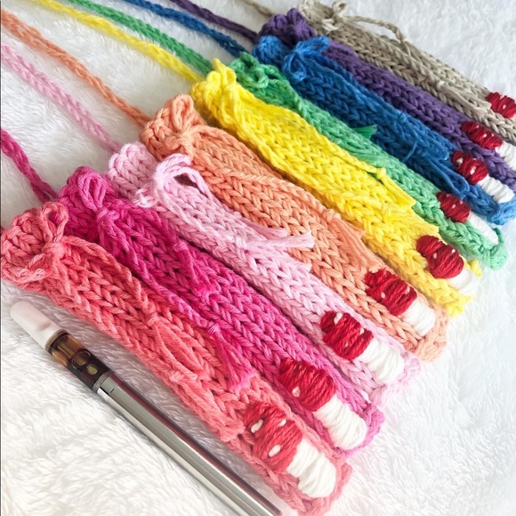 Hand knit Pink pen holder necklace - Picture 4 of 4